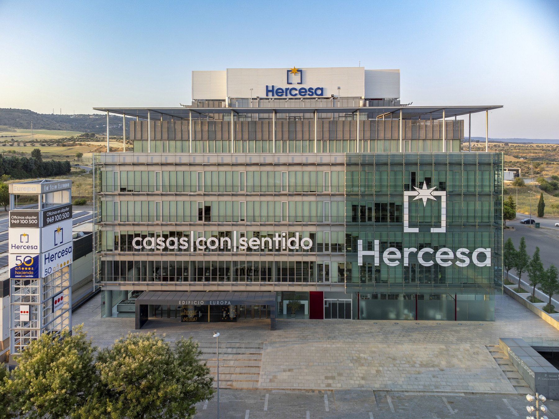 Fachada de la sede de Hercesa con la identidad aplicada