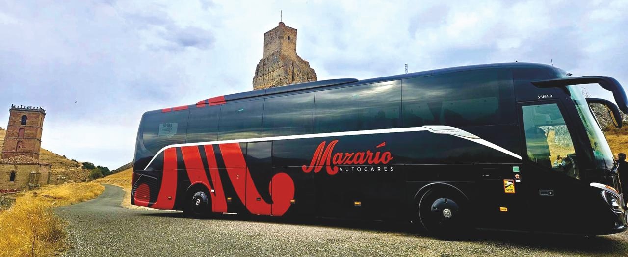 Autobús de Mazario con la nueva gráfica aplicada en un paisaje rural